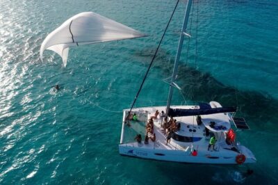 Catamaran Tour to Isla Mujeres, Open bar, Lunch, Snorkeling, Beach Club Included