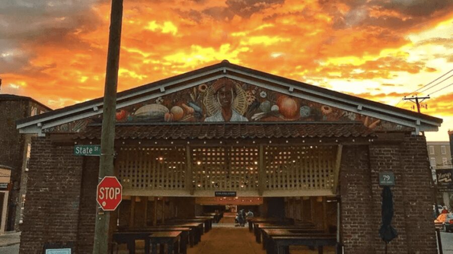 Charleston: Craft Beer and Cocktails Guided Tour - Walking toward 18 Vendue Range