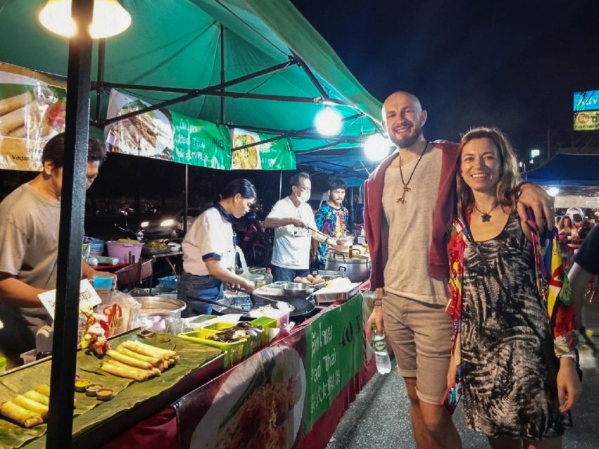 Chiang Mai: Chiang Mai Bar Hopping Guided Night Tour - A red taxi ride to Ton Lam Yai Market