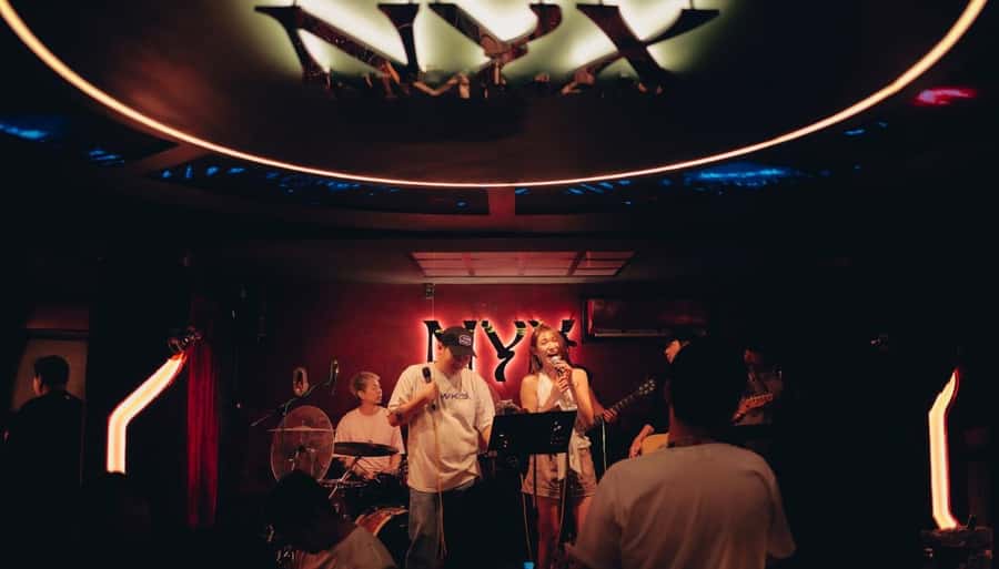 Chiang Mai Pub Crawl: 4 Venues, Beer Buffet & VIP Entry - What the $19 price includes