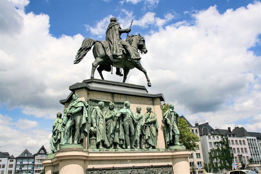 Cologne: Old Town Walking Tour with 1 Brewery Visit & 1 Beer - Who should book this tour?
