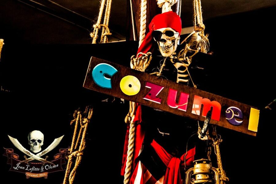 Cozumel: Pirate Ship Cruise with Open Bar, Dinner, and Show - Dinner arrives after the action