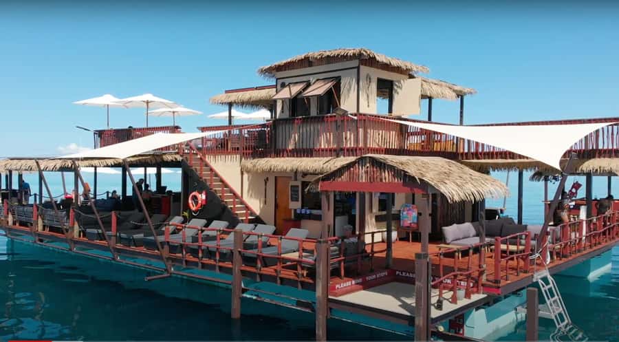 Denarau: Seventh Heaven Floating Bar Day Trip - The crew makes the difference