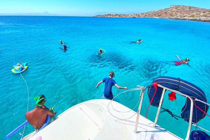 Dia Island Catamaran – Premium Lunch, Open Bar, Small Group - What the small catamaran setting changes