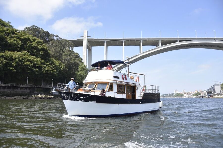 Douro River: Party Boat Tour - Alfândega and the approach to the old waterfront