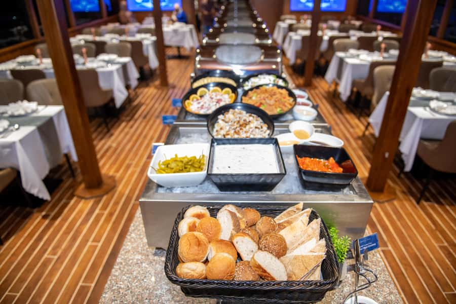 Dubai Marina: Luxury Dinner Cruise, Live Show, Open Bar & DJ - Soft drinks included, alcohol optional