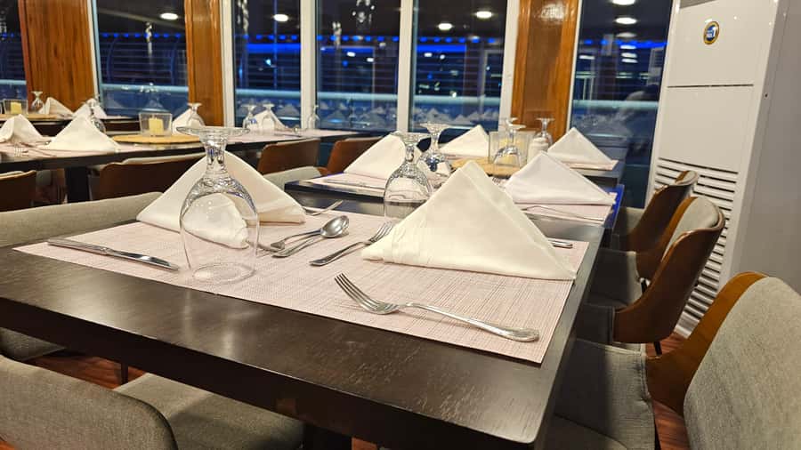 Dubai: Marina Premium Dinner Cruise with Unlimited Drinks - Who should choose the upper deck?