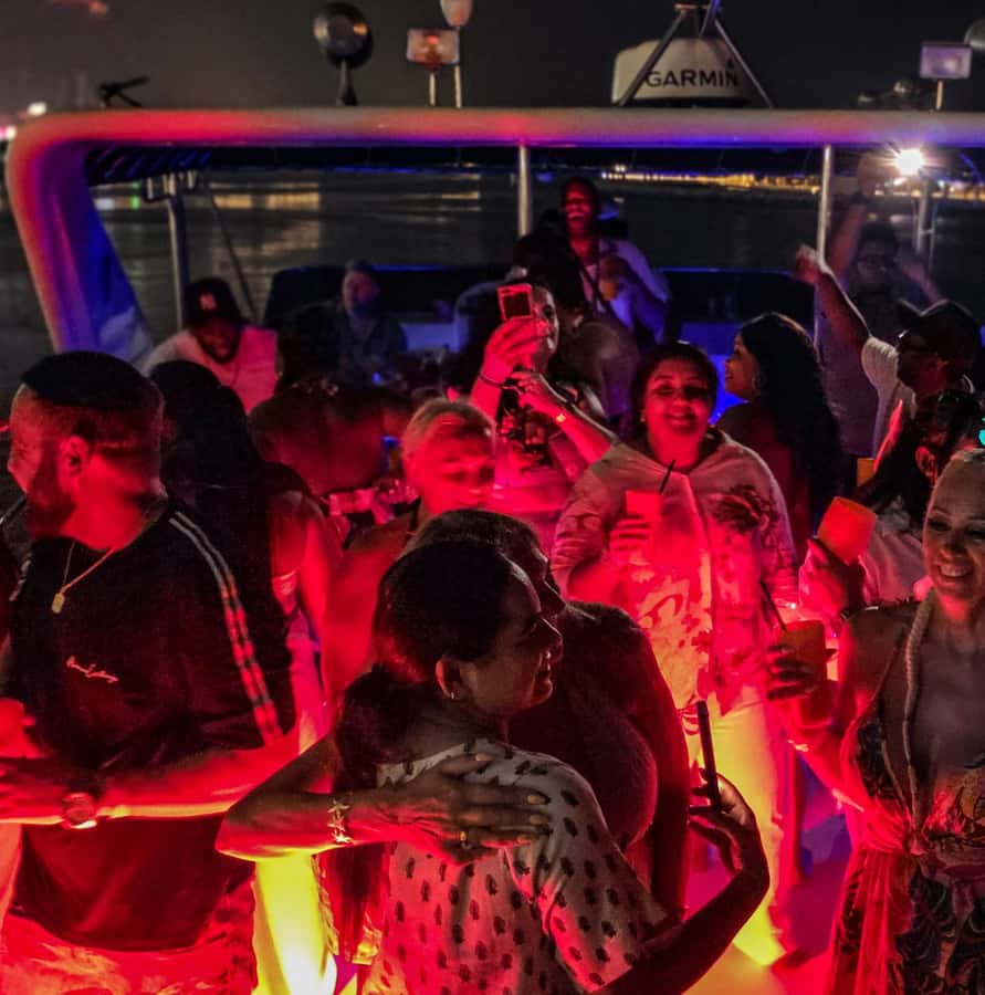 Dubai: Marina Yacht Party with BBQ, Unlimited Drinks and DJ - BBQ sliders, skewers, and the way food is served