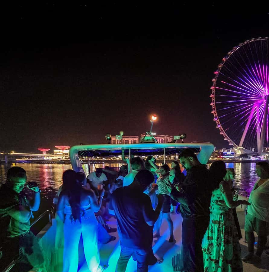Dubai: Marina Yacht Party with BBQ, Unlimited Drinks and DJ - Unlimited drinks and the party atmosphere