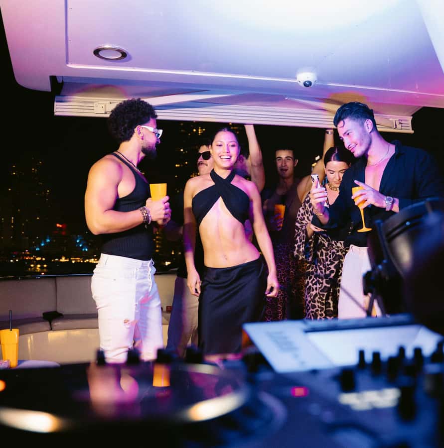 Dubai: Marina Yacht Party with BBQ, Unlimited Drinks and DJ - Small details that can make or break your night