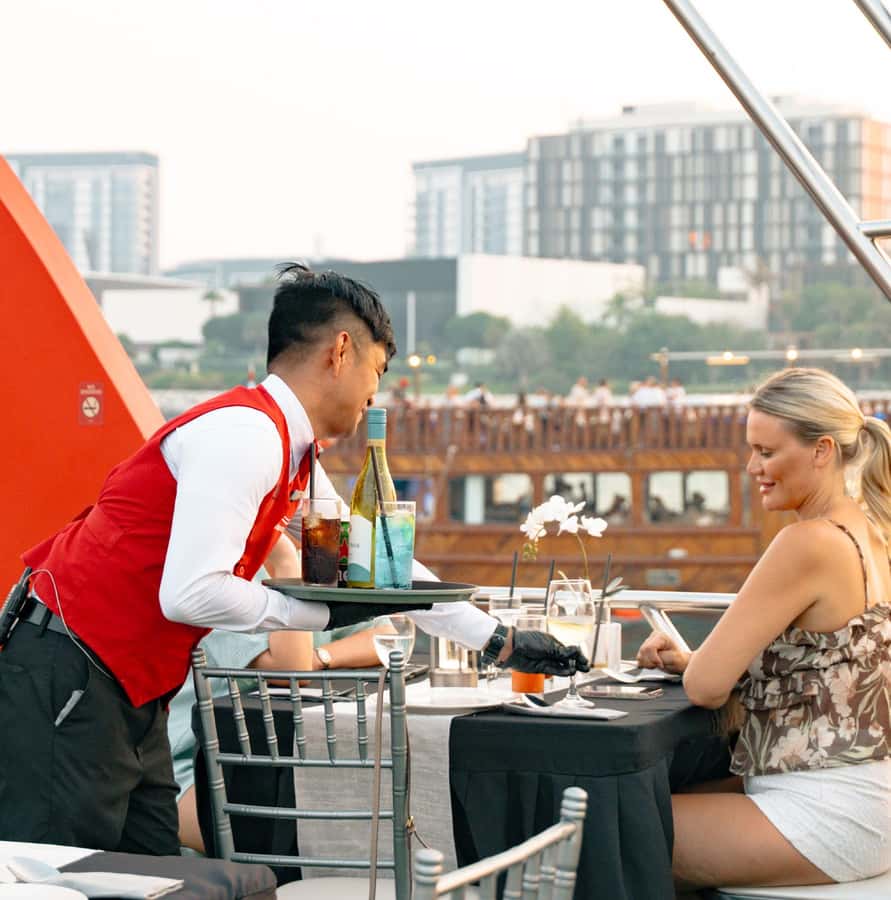 Dubai: Sunset or Dinner Cruise with Live Music & Open Bar - Dinner: what the buffet offers