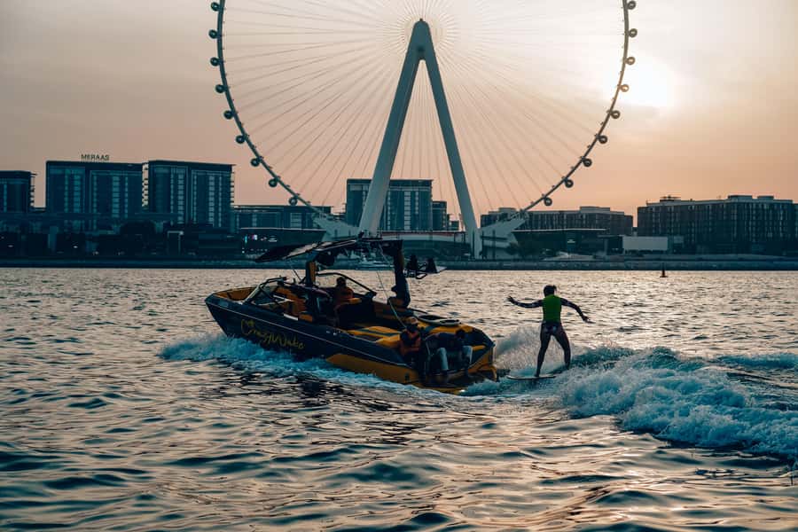 Dubai wakesurfing & wakeboarding: Snacks & drinks included! - Getting ready before the wake session