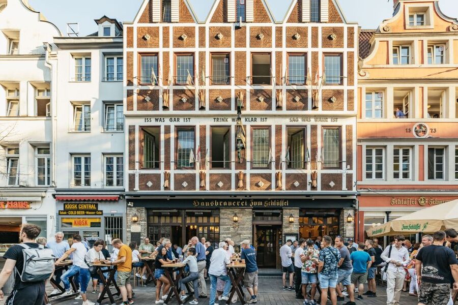 Düsseldorf: Altbier-Safari Beer Walking Tour - What the guides add to the experience