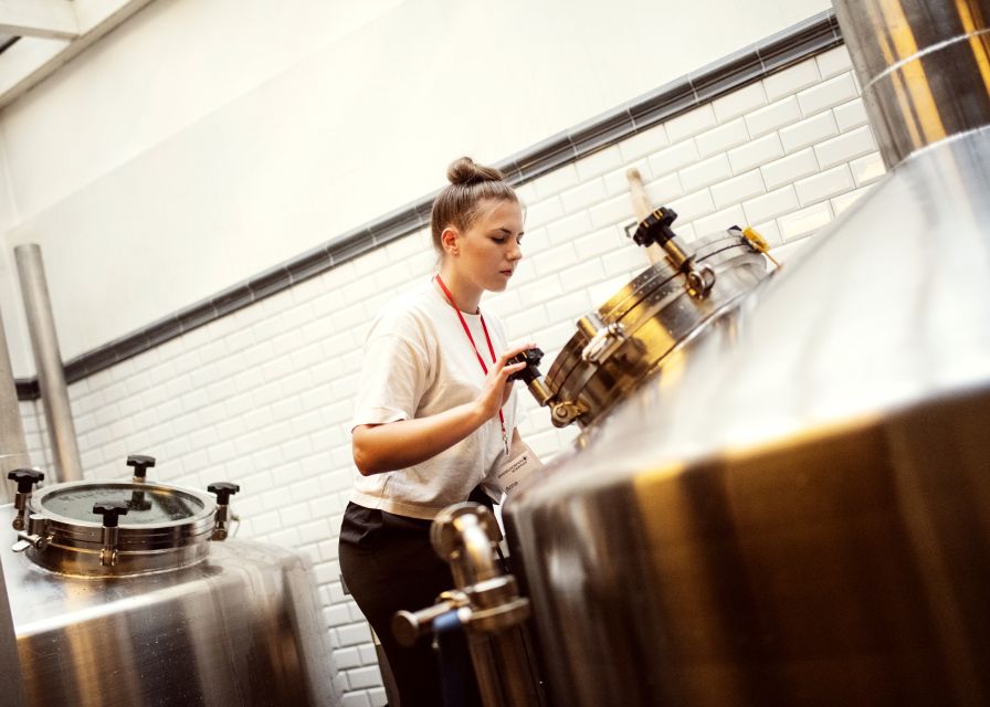 Düsseldorf: Brewery Tour with Alt Beer Tastings - Zum Schlüssel and the pleasure of lingering