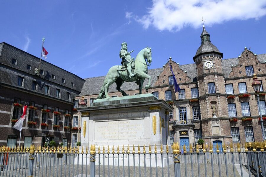 Düsseldorf: Guided Old Town Tour with Beer Break - Nightlife and dinner advice that stays useful