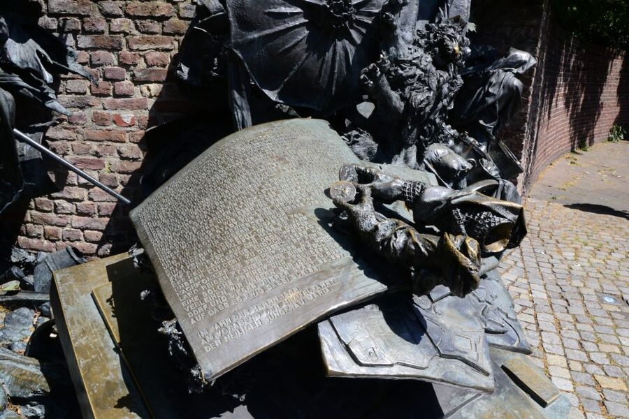 Düsseldorf: Guided Old Town Tour with Beer Break - Weather, walking, and access