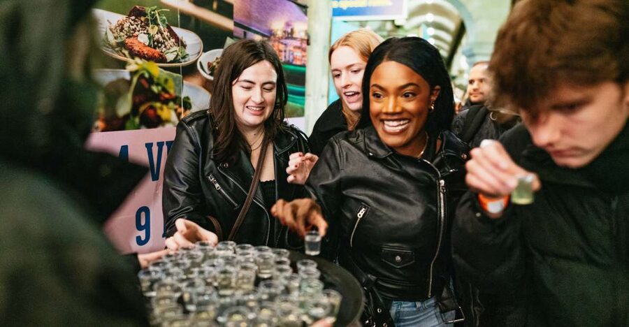 Edinburgh: 7 Bar Pub Crawl with 7 Shots & Discounts - Practical advice for a better night