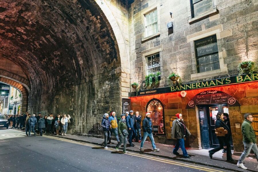 Edinburgh: 7 Bar Pub Crawl with 7 Shots & Discounts - Why skip-the-line access matters