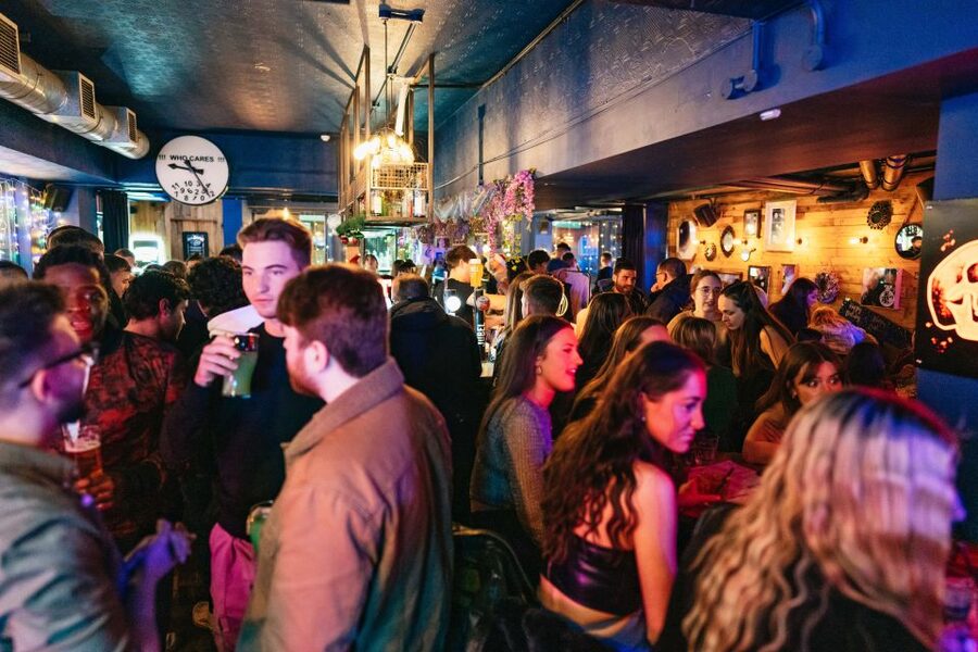 Edinburgh: 7 Bar Pub Crawl with 7 Shots & Discounts - Who will enjoy this most