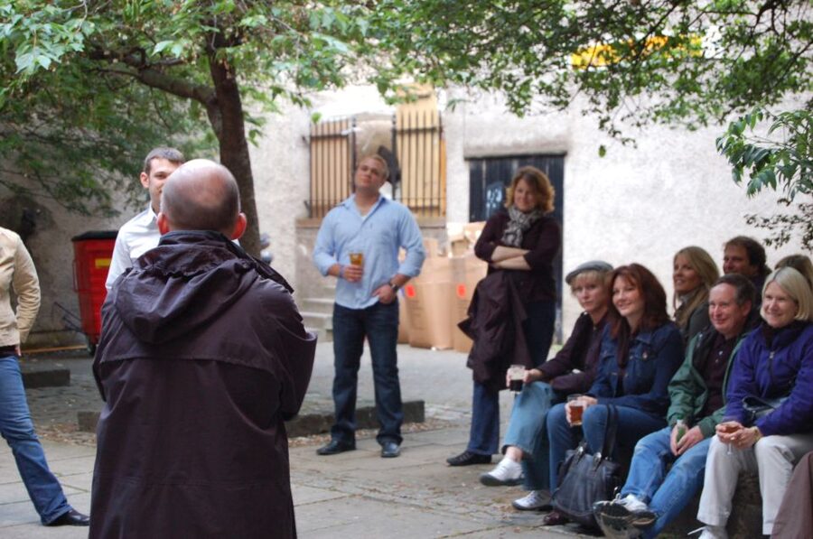Edinburgh Literary Pub Tour with "Real-Actors" - Meeting Clart and McBrain at Grassmarket