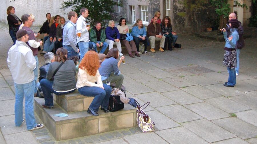 Edinburgh Literary Pub Tour with "Real-Actors" - What the two-hour pace feels like