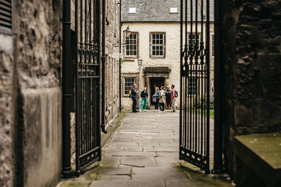 Edinburgh: Pubs and History Guided Walking Tour with Beer - The Royal Mile stop: familiar street, less familiar story