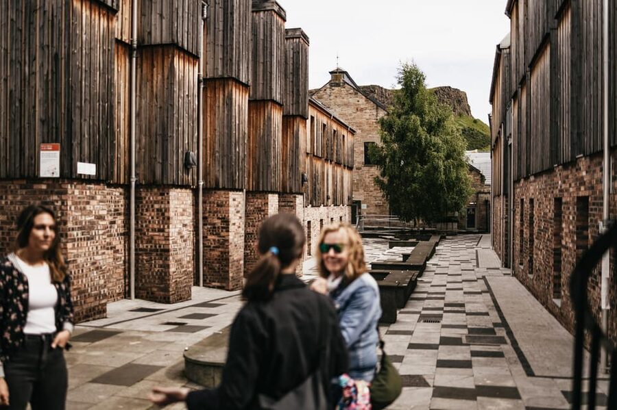 Edinburgh: Pubs and History Guided Walking Tour with Beer - Starting at St Giles’ Street
