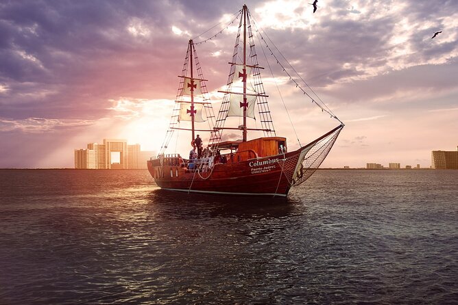 Feel the love on a romantic dinner at Cancun sea, with live music and open bar. - A romantic start at Marina Aquatours