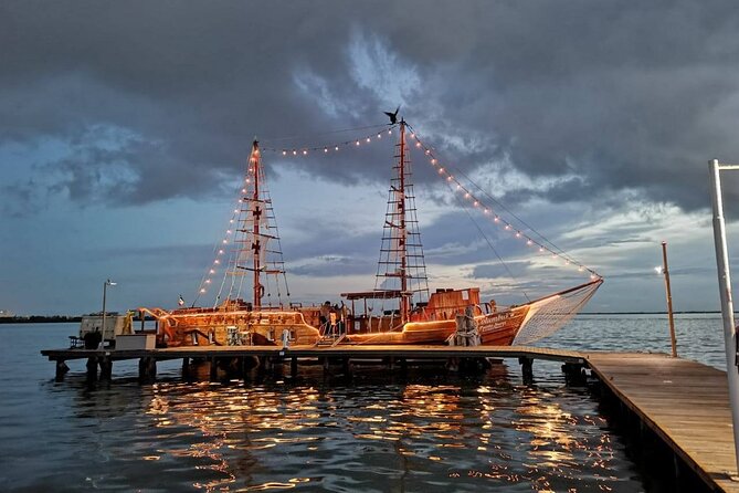Feel the love on a romantic dinner at Cancun sea, with live music and open bar. - What to bring and what to plan