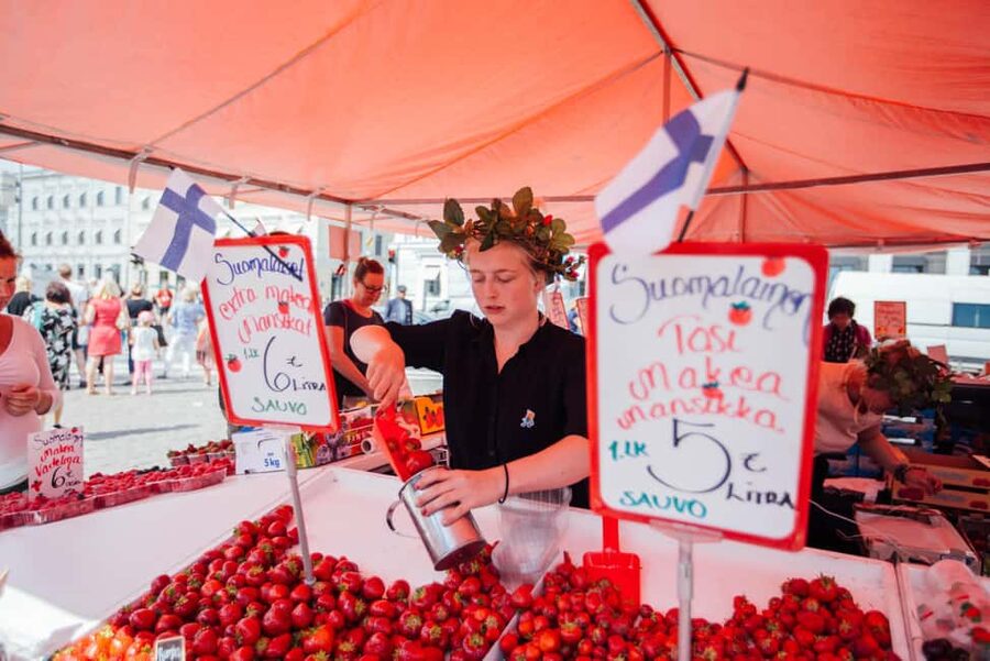 FOOD Tour with Rooftop Bar Visit in Helsinki - What the guide adds beyond the plate