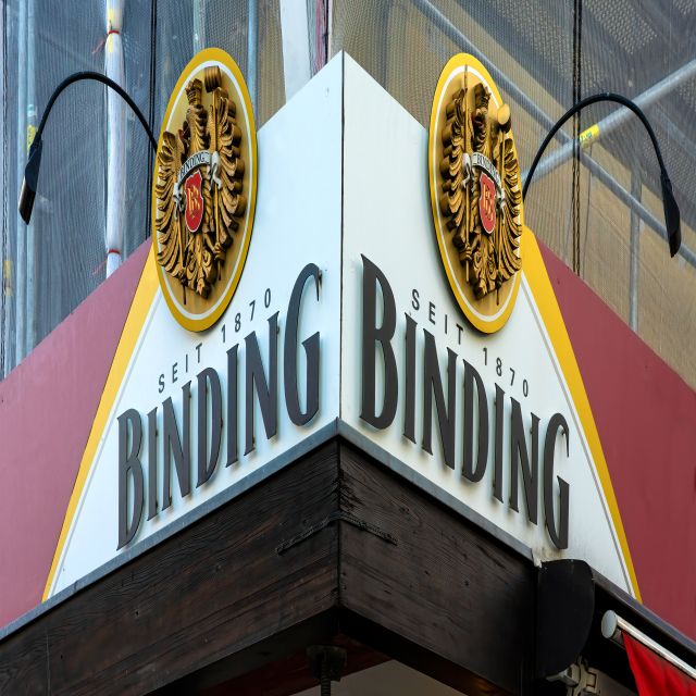 Frankfurt: Private German Beer Tasting Tour in Old Town - Your first beer stop: local atmosphere before the tasting