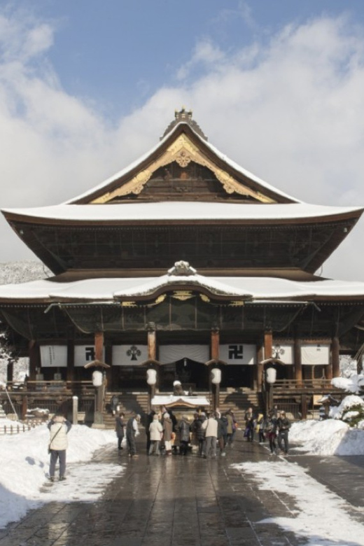 From Nozawa Onsen: Snow Monkeys and Zenko-ji Day Trip & Sake - Zenko-ji and Nagano’s old Buddhist heart