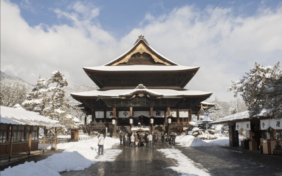 From Nozawa Onsen: Snow Monkeys and Zenko-ji Day Trip & Sake - Should you book it?