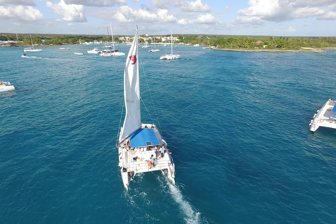 From Punta Cana: Saona Island & Altos de Chavon Day Trip with Lunch and Open Bar - The catamaran ride home