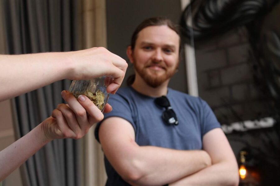 Glasgow: Pubs & History Guided Walking Tour with Beer - Key points at a glance