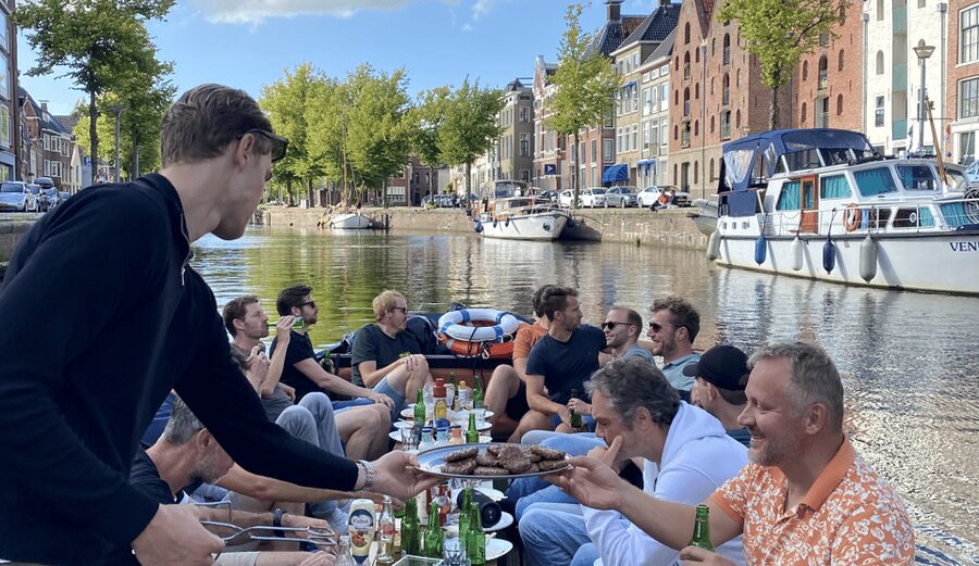Groningen: City canal cruise (with unlimited drinks) - Is $27 a good price?
