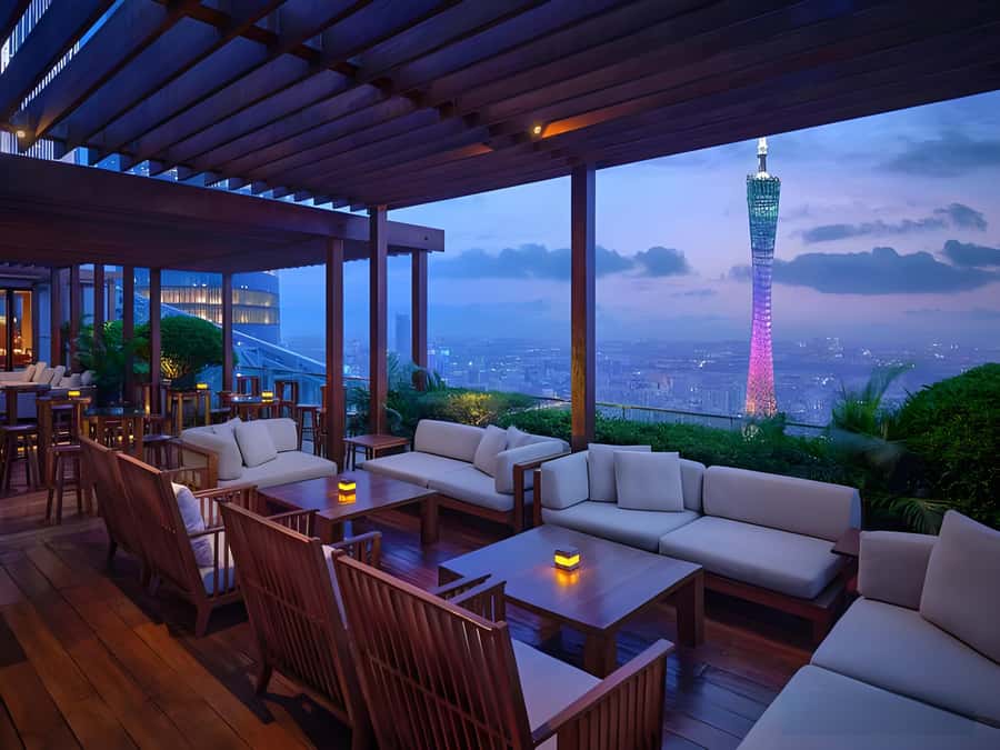 GuangZhou: 70 Floor RoofTop openair Bar, Sunset & Light Show - Sunset first, Canton Tower later