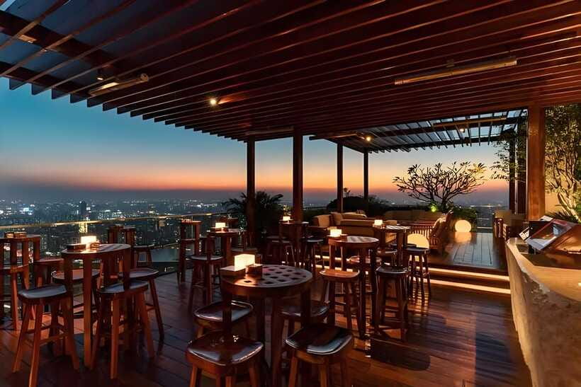 GuangZhou: 70 Floor RoofTop openair Bar, Sunset & Light Show - Free-flow drinks and the service question