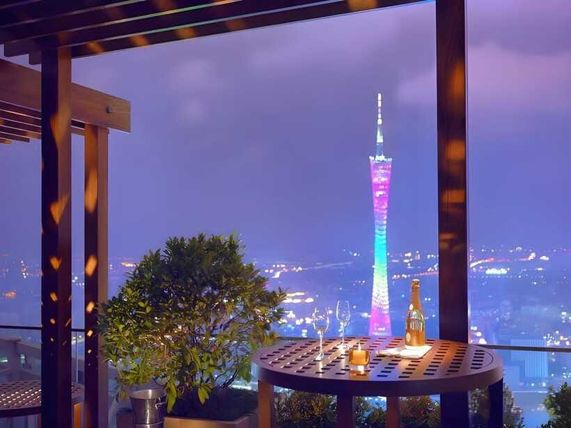 GuangZhou: 70 Floor RoofTop openair Bar, Sunset & Light Show - Should you book this rooftop bar?