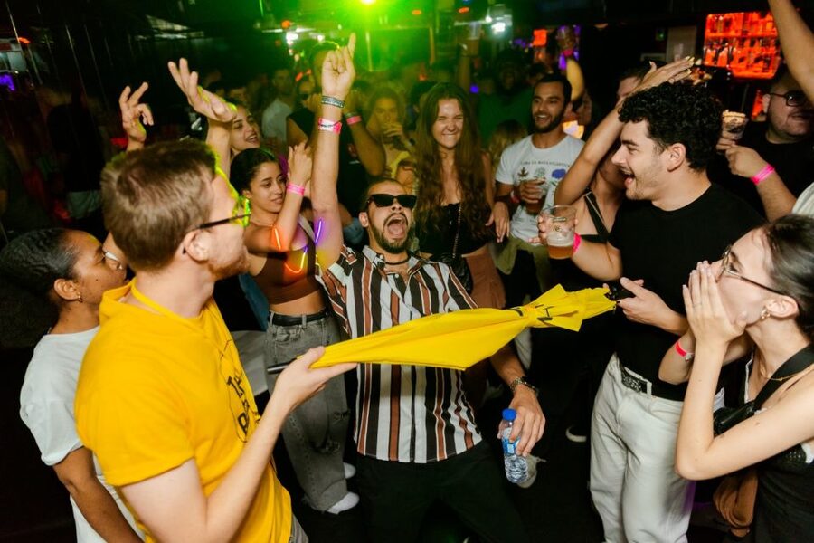 Halloween Haunts: Lisbon Pub Crawl Experience - Who should book this Halloween crawl?