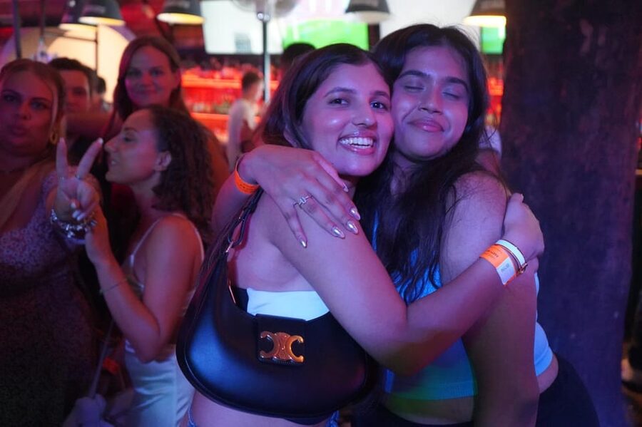 Hamburg: Reeperbahn Pub Crawl with Shots and Games - Practical ways to enjoy the night