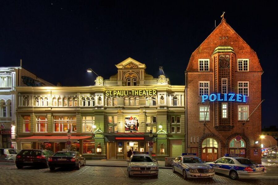 Hamburg: St. Pauli Highlights Guided Tour with Beer for 18+ - Davidwache and the practical side of safety
