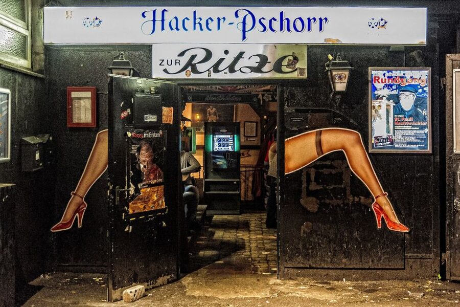Hamburg: St. Pauli Highlights Guided Tour with Beer for 18+ - Herbertstraße and the adult side of the district