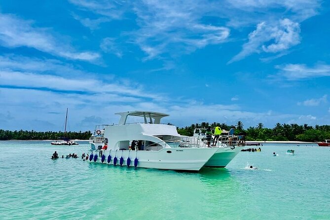 Hip-Hop Party Boat with Dj Live Adults Only and Unlimited Drinks - The boat, group size, and party style