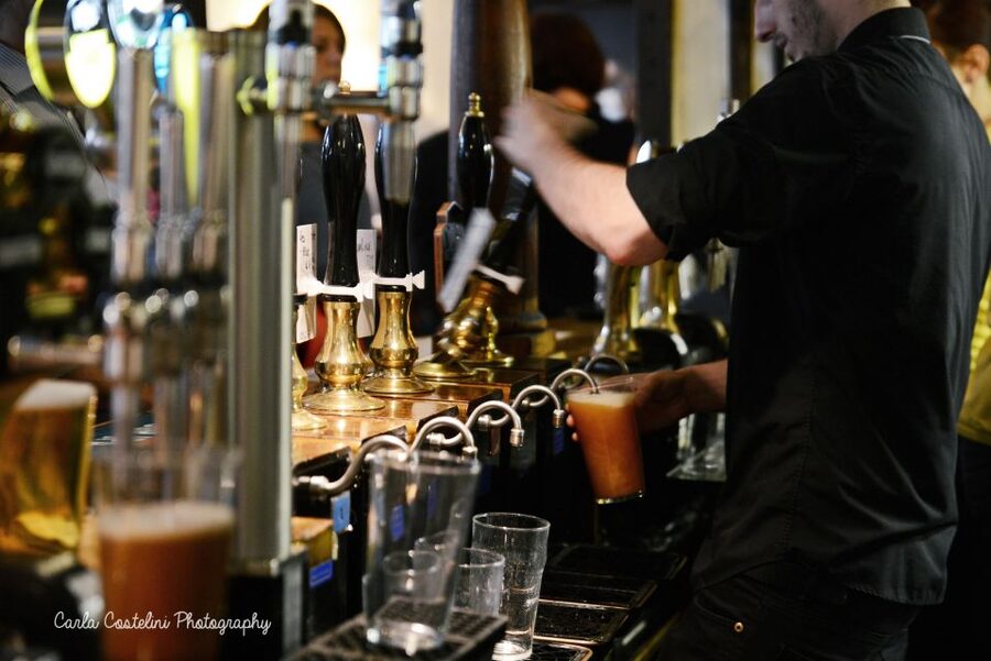Historic pub tour with Brazilian guide (in Portuguese) - A four-hour evening, from meeting point to final pub