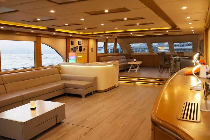 HK: Victoria Harbor Tour & Symphony of Lights (Free Drinks) - Choosing between sunset and full darkness