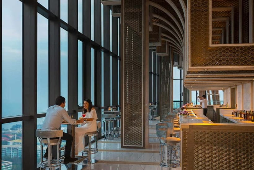 Hua Hin: Vana Nava Sky Bar Rooftop at Holiday Inn - Service that adds value to the price