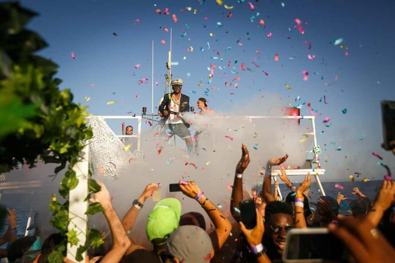 Ibiza Boat party with unlimited drinks, Brunch & pool party - Boarding the floating beach club
