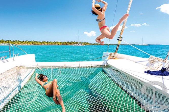 Isla Mujeres adventure by Catamaran. Snorkel, open bar and lunch - Snorkeling near underwater statues
