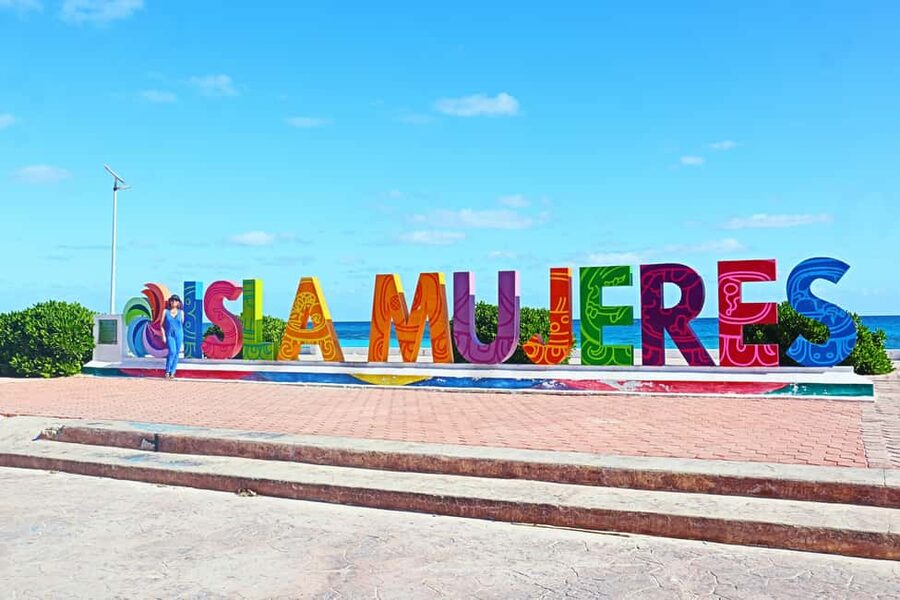 Isla Mujeres: Catamaran Ride with Open Bar, Snorkeling, and Lunch - Crew, safety, and the overall mood